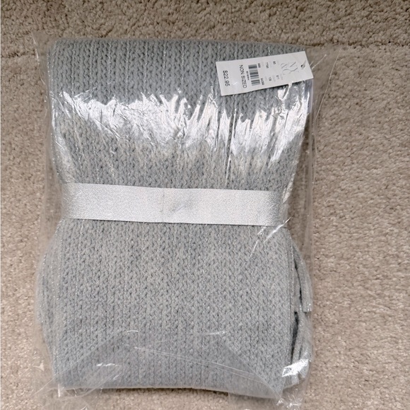 NWT New York & Co. 2-Piece Honeycomb Scarf And Gloves Gift Set - Picture 3 of 6